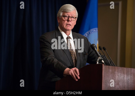 David Keene, Presidente della National Rifle Association (NRA), parla nel corso di una conferenza stampa a Washington. Foto Stock