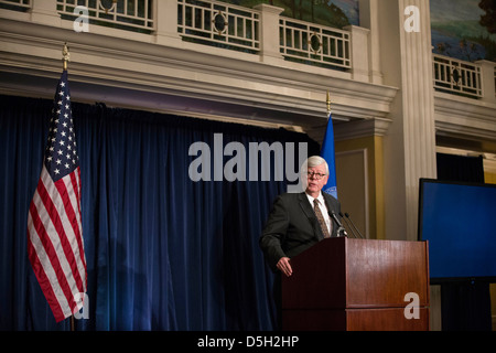 David Keene, Presidente della National Rifle Association (NRA), parla nel corso di una conferenza stampa a Washington. Foto Stock