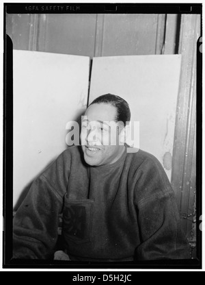 Un ritratto di Duke Ellington, un influente musicista jazz americano, scattato tra il 1946 e il 1948 a Zanzibar, New York. Ellington è noto per il suo lavoro come bandleader e compositore, contribuendo in modo significativo allo sviluppo del jazz e della musica popolare nel XX secolo. Foto Stock