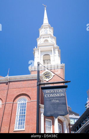 Boston Common segno di seguito Park Street Campanile e la chiesa di Boston., New England, STATI UNITI D'AMERICA Foto Stock