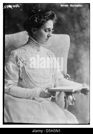 Un ritratto di Beulah Kennard, una donna seduta in un abito bianco, che indossa occhiali da vista. L'immagine fa parte della collezione Library of Congress, che riflette la moda e lo stile di vita dei primi anni del XX secolo. Foto Stock