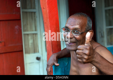 Residenti fuori di casa creola, mahebourg, Mauritius Foto Stock