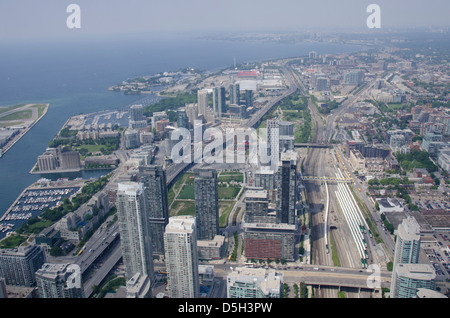 Canada Ontario, Toronto. Il Lago Ontario, i binari della ferrovia e panoramica della città dalla CN Tower. Foto Stock