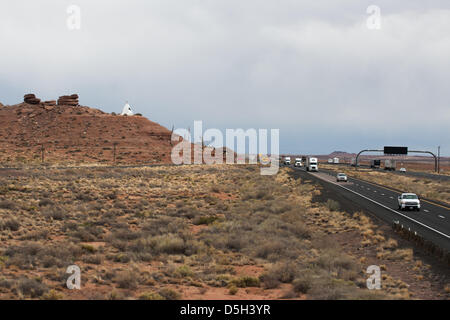 Marzo 30, 2013 - Holbrook, Arizona, Stati Uniti - il Deserto Dipinto si attesta I-40 vicino Navajo, Ariz. Questo tratto della I-40 superamenti di quello che una volta era nota come Route 66, una carreggiata piani che collegato a Los Angeles, in California, a Chicago, Ill. molto come hanno fatto 70 anni fa o più, molte stazioni di rifornimento e negozi di souvenir scambi sull'iconografia e simbolismo culturale dei popoli indigeni. (Credito Immagine: © sarà Seberger/ZUMAPRESS.com) Foto Stock