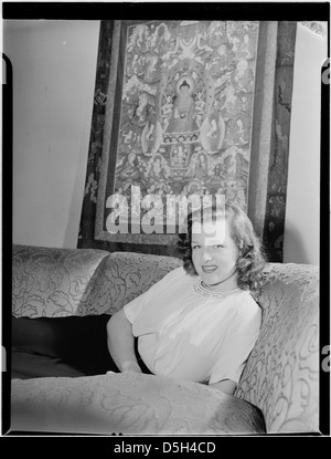 Un ritratto di Jo Stafford, una popolare cantante americana, scattato a New York intorno al luglio 1946. L'immagine la cattura durante il picco della sua carriera musicale dopo la seconda guerra mondiale Foto Stock