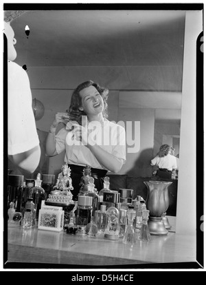 Un ritratto della cantante Jo Stafford, catturato a New York nel luglio 1946. L'immagine riflette la sua eleganza, mostrandola come una figura influente nella musica della metà del XX secolo. Foto Stock