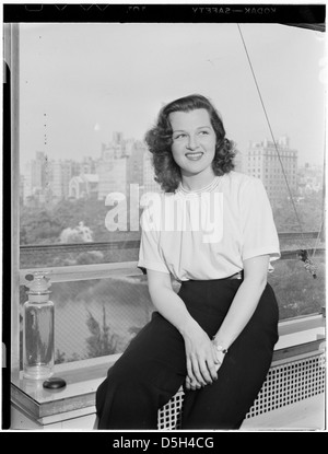 Jo Stafford, una celebre cantante americana, viene catturata in questo ritratto del 1946. Nota per il suo stile vocale liscio, è stata una figura chiave nelle scene di musica pop e jazz della metà del XX secolo. Foto Stock