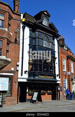 Il XVIII secolo tre piccioni Inn, High Street, Guildford, Surrey, England, Regno Unito Foto Stock