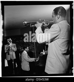 [Ritratto di (Scoville) Toby Browne, Kenny Kersey e Buck Clayton, Café Society (centro), New York, N.Y., ca. Giugno 1947] (LOC) Foto Stock