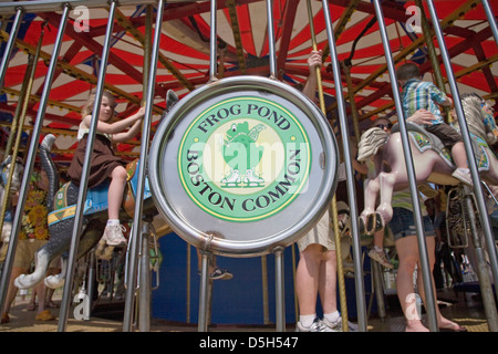 Bambini cavalcare il Frog Pond Merry-Go-Round in Boston Common Park del Memorial Day, 2011, Boston, MA Foto Stock