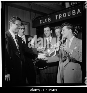 [Ritratto di Bill (Buddy) De Arango, Terry Gibbs e Harry Biss, Club Trovatore, New York, N.Y., tra il 1946 e il 1948] (LOC) Foto Stock