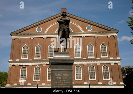 Statua del patriota rivoluzionario, Samuel Adams, 1722-1803, nella parte anteriore della storica Faneuil Hall, Boston, MA Foto Stock