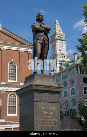 Statua del patriota rivoluzionario, Samuel Adams, 1722-1803, nella parte anteriore della storica Faneuil Hall, Boston, MA Foto Stock