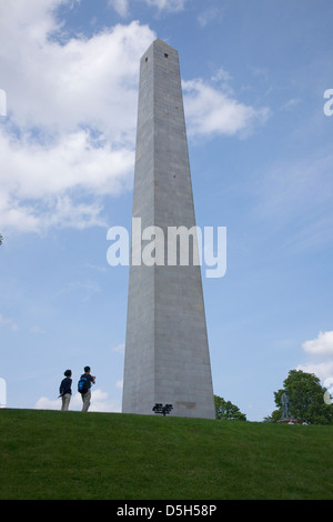 I turisti scattare foto di Bunker Hill Memorial sorge a 221 metri di altezza razza Hill il sito la prima grande battaglia American Foto Stock