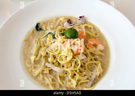 Hokkien Stir Fry giallo e spaghetti di riso tagliatelle con gamberi calamari uova e carne di maiale Foto Stock