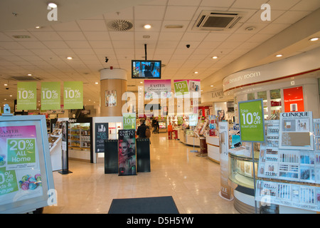 Interno del negozio Debenhams, Millbook, Guildford, Guildford, Surrey, England, Regno Unito Foto Stock