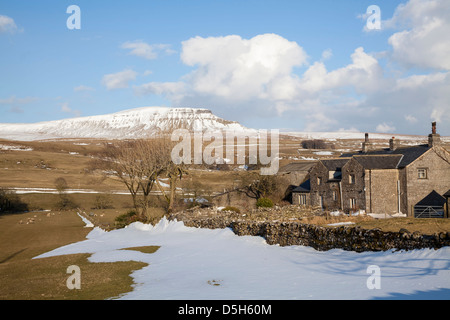 Snow capped Pen-y-Ghent da Horton in Ribblesdale, North Yorkshire. Foto Stock