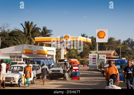 Madagascar, Toliara, distributore di benzina Shell opposta stazione Taxi Brousse station Foto Stock