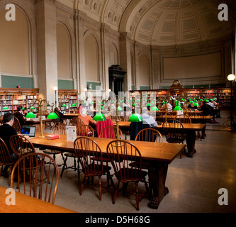 Vista interna della zona di lettura della storica Boston Public Library, edificio McKim, Boston, MA Foto Stock