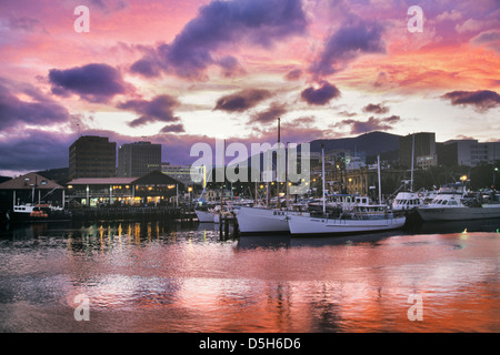 Australia Tasmania, Hobart, vista serale di Hobart e Mt. Wellington dal Victoria Dock, Sullivans Cove Foto Stock