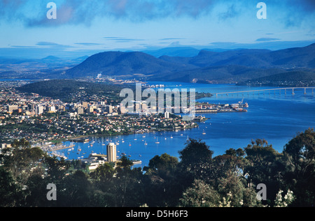 Australia e Tasmania, Hobart, vista di Hobart e il fiume Derwent da Mt. Nelson Foto Stock