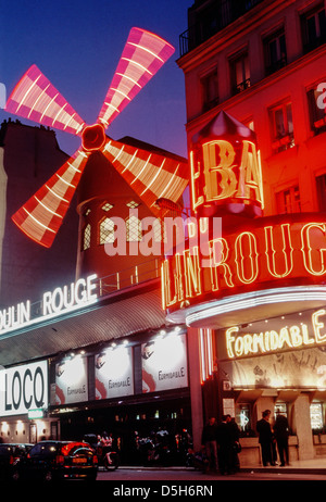 Parigi, Francia, teatro di Montmartre LE MOULIN ROUGE CABARET, luci di notte. Quartiere di Pigalle Foto Stock