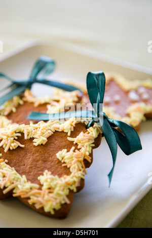 Decorate gingerbread cookies verde con archetto Foto Stock