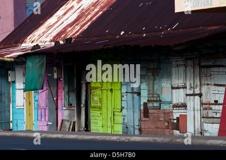 Scena di strada con tipici colori creolo, mahebourg, Mauritius Foto Stock