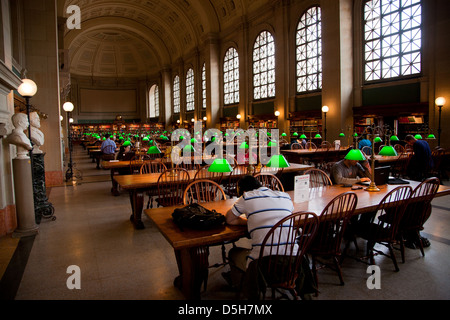 Vista interna della zona di lettura della storica Boston Public Library, edificio McKim, Boston, MA Foto Stock