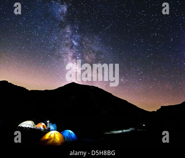 Cielo notturno e la via lattea su tende da campeggio Foto Stock