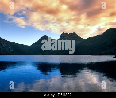 Australia e Tasmania, culla Mauntain Lake St Clair National Park, culla montagne che si riflettono nel lago Colomba Foto Stock