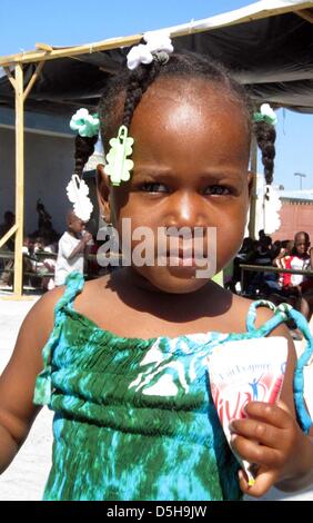 Una ragazza haitiana raffigurata nell'Emergenza bambini centro aiuti a Port-au-Prince, Haiti, 01 febbraio 2010. Non ci sono numeri su come molti bambini che hanno perso i loro genitori nel devastante terremoto. Il governo di Haiti teme che i bambini potevano essere adottate all'estero che potrebbe ancora avere la famiglia in Haiti. Foto: Ulrike Koltermann Foto Stock