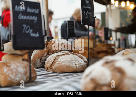 Un artigiano locale panificio vendendo i loro pani in un mercato a Basingstoke Town Center Foto Stock