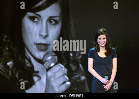 Candidato Lena Meyer-Landrut sorge sul palco durante il casting show "Unser Star fuer Oslo" ("la nostra stella per Oslo") a Colonia, Germania, 02 febbraio 2010. Il vincitore della manifestazione sarà rappresentare la Germania a questo anno di Eurovision Song Contest di Oslo, Norvegia. Cinque candidati sarebbero già in grado di qualificarsi per le semifinali. Foto: Joerg Carstensen Foto Stock