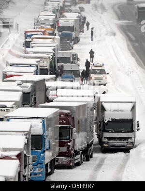 Camion e automobili sorge in un ingorgo sull'autostrada 45 vicino Drolshagen, Germania, 03 febbraio 2010. Le condizioni meteo hanno portato il traffico sulle autostrade A 45 E A 4 ad un fermo di nuovo e di nuovo, alcuni piloti hanno dovuto trascorrere diverse ore in auto. Foto: Franz-Peter Tschauner dpa/lnw Foto Stock