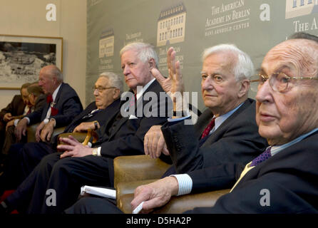 Da destra, ex ministro tedesco degli Affari Esteri Hans-Dietrich GENSCHER, ex Presidente tedesco Richard von Weizsaecker, ex cancelliere tedesco Helmut Schmidt, ex U.S. Il segretario di Stato Henry Kissinger, ex U.S. Il segretario di Stato George Shultz, ex U.S. Il senatore Samuel Nunn e ex U.S. Il Segretario della Difesa William Perry prendere parte a un panel di discussione presso l'American Ac Foto Stock