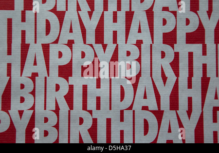 Un colpo di un po' di buon compleanno' carta di avvolgimento in contrasto colori bianco e rosso, Foto Stock