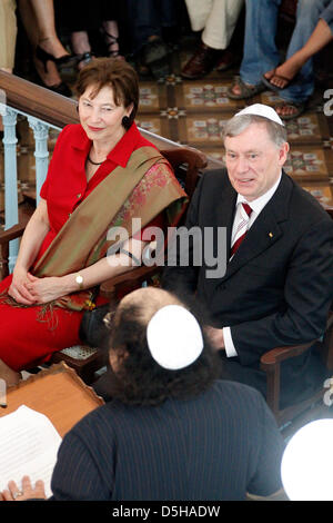 Il presidente tedesco Horst Koehler (R) e sua moglie Eva Luise (L) visitare la sinagoga ebraica Keneseth Eliyahoo in Mumbai, India, 05 Frebruary 2010. Il tedesco capo di stato è in India per sei giorni di visita di stato e quindi continua alla Repubblica di Corea. Foto: WOLFGANG KUMM Foto Stock