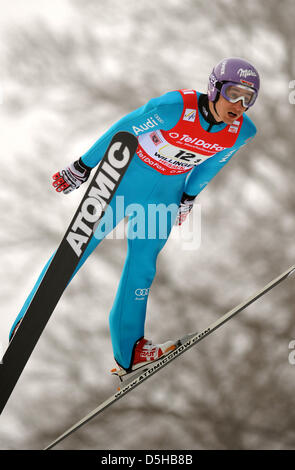 La Germania Martin Schmitt vola attraverso l'aria durante il FIS Team Tour evento al salto Muehlenkopf in Willingen, Germania, 07 febbraio 2010. Willingen è l'ultimo dei tre FIS Team Tour stazioni e l'ultimo evento in vista delle prossime Vancouver 2010 Giochi Olimpici. PATRICK SEEGER Foto Stock