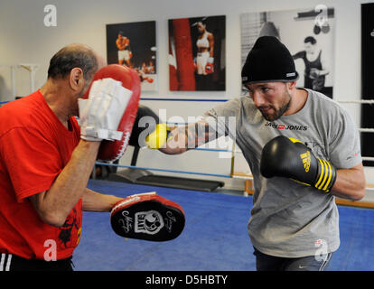 Boxer danese Mikkel Kessler (R) mostrato in azione durante una formazione pubblica con pulmann Jimmy Montoya a Max-Schmeling-palestra a Berlino, Germania, 09 febbraio 2010. Foto: RAINER JENSEN Foto Stock