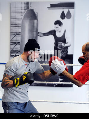 Boxer danese Mikkel Kessler (L) mostrato in azione durante una formazione pubblica con pulmann Jimmy Montoya a Max-Schmeling-palestra a Berlino, Germania, 09 febbraio 2010. Foto: RAINER JENSEN Foto Stock