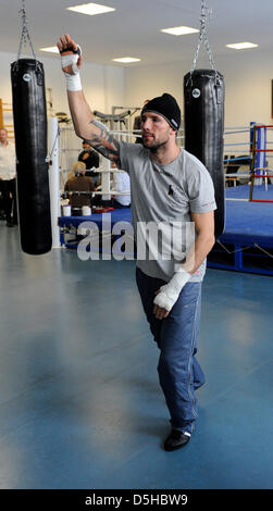 Boxer danese Mikkel Kessler mostrato in azione durante una formazione pubblica presso Max-Schmeling-palestra a Berlino, Germania, 09 febbraio 2010. Foto: RAINER JENSEN Foto Stock