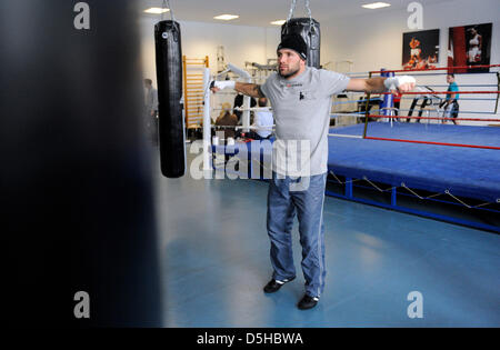 Boxer danese Mikkel Kessler mostrato in azione durante una formazione pubblica presso Max-Schmeling-palestra a Berlino, Germania, 09 febbraio 2010. Foto: RAINER JENSEN Foto Stock