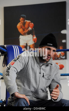 Boxer danese Mikkel Kessler mostrato in azione prima di una formazione pubblica presso Max-Schmeling-palestra a Berlino, Germania, 09 febbraio 2010. Foto: RAINER JENSEN Foto Stock