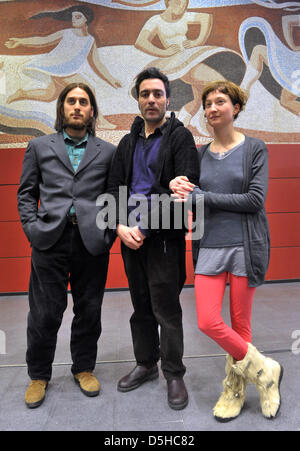 I membri del cast Luca Marinelli (L) come Mattia, Alba Rohrwacher (R) come Alice e il regista Saverio Costanzo durante le riprese del film adattamento del romanzo bestseller 'Die Einsamkeit der Primzahlen' (letteralmente: "La solitudine dei numeri primi') da Paolo Giordano in Jena, Germania, 09 febbraio 2010. Il film è una co produzione di Baviera Foto GmbH (Germania), Les Films des Tou Foto Stock