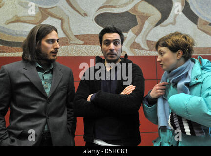 I membri del cast Luca Marinelli (L) come Mattia, Alba Rohrwacher (R) come Alice e il regista Saverio Costanzo durante le riprese del film adattamento del romanzo bestseller 'Die Einsamkeit der Primzahlen' (letteralmente: "La solitudine dei numeri primi') da Paolo Giordano in Jena, Germania, 09 febbraio 2010. Il film è una co produzione di Baviera Foto GmbH (Germania), Les Films des Tou Foto Stock