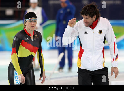 Anni Friesinger-Postma della Germania parla con il suo allenatore Gianni Romme durante la pratica del pattinaggio di velocità di formazione presso il Richmond Olympic Oval a Vancouver per i 2010 Giochi Olimpici, Vancouver, Canada, 10 febbraio 2010. Richmond Olympic Oval ospita il pattinaggio di velocità a Vancouver Olimpiadi Invernali 2010 che inizia il 12 febbraio 2010. Foto: Daniel Karmann +++(c) dpa - Bildfunk+++ Foto Stock