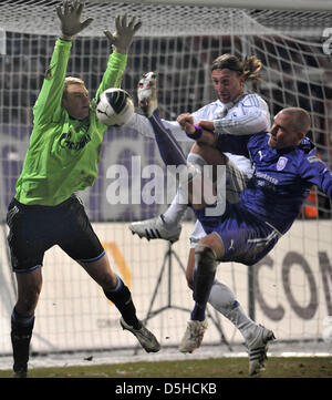 Osnabrueck's Tobias Nickenig (anteriore) fa uno sforzo sul traguardo durante la DFB Cup quarti di finale corrispondono VfL Osnabrueck v FC Schalke 04 a osnatel Arena stadium di Osnabrueck, Germania, 10 febbraio 2010. Schalke ha vinto la partita 1-0 e si sposta fino alle semifinali a faccia registrare champion FC Bayern Monaco di Baviera. Foto: Carmen Jaspersen Foto Stock