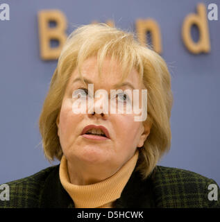 Erika Steinbach, Presidente della Federazione dei profughi (BDV), offre una pressa confernce a Berlino, Germania, 11 febbraio 2010. Secondo Birgit Homburger, presidente dei liberali (FDP) Bundestag fazione, Steinbach rinuncia alla sua presidenza contestato dei profughi Memorial consiglio di fondazione. FM tedesco Westerwelle aveva respinto Steinbach dovuta alla sua fama in Polonia e prevedibile attrito diplomatico Foto Stock