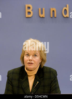 Erika Steinbach, Presidente della Federazione dei profughi (BDV), offre una pressa confernce a Berlino, Germania, 11 febbraio 2010. Secondo Birgit Homburger, presidente dei liberali (FDP) Bundestag fazione, Steinbach rinuncia alla sua presidenza contestato dei profughi Memorial consiglio di fondazione. FM tedesco Westerwelle aveva respinto Steinbach dovuta alla sua fama in Polonia e prevedibile attrito diplomatico Foto Stock